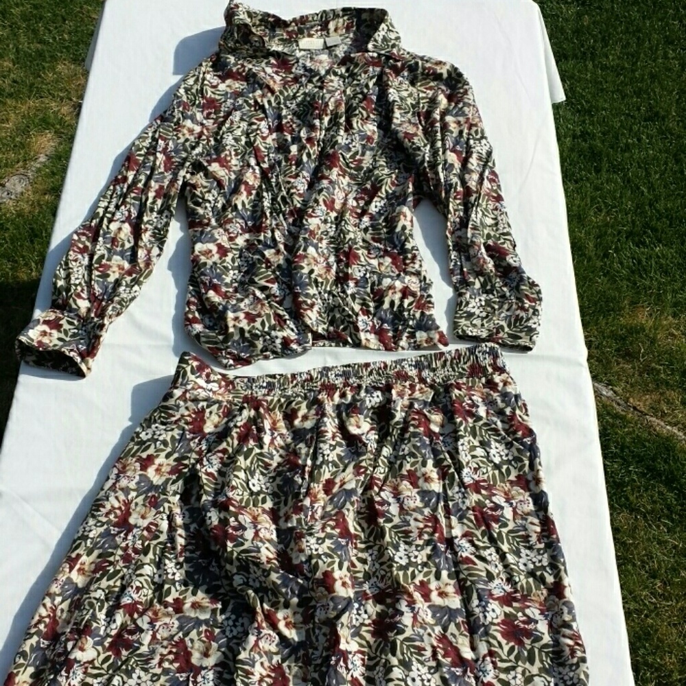 2 piece Elisabeth outfit. Size 20.